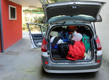 çanta ve Bagaj ile aşırı arabanın bagajına