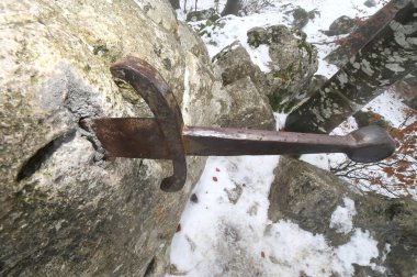 fo ortasında taş efsanevi Excalibur Kılıç