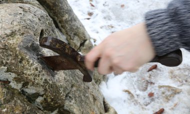 Excalibur kılıcı taşın içinde kaldırmak şövalye çalışır