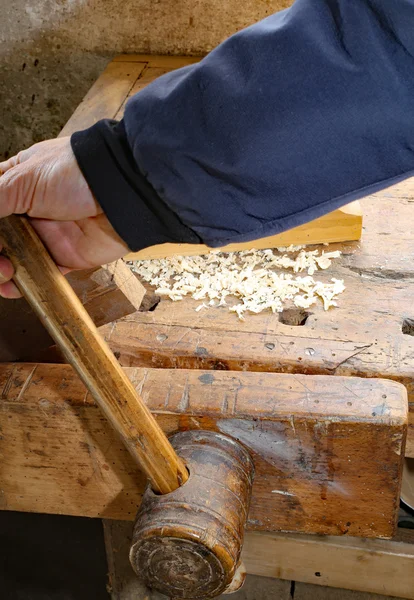 Carpenter's hand and the grip in the Workbench in the lathe — Stock Photo, Image