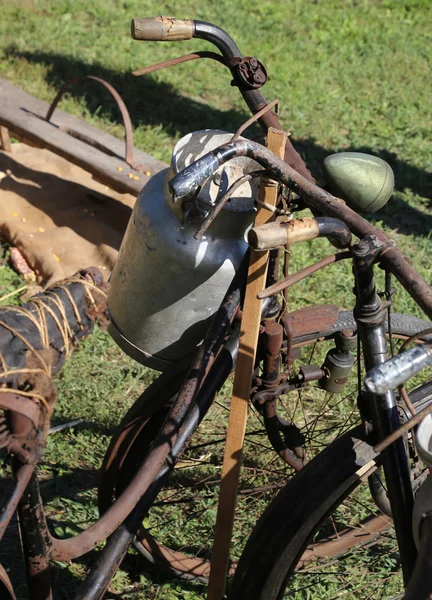 Caixote do leite e bicicleta histórica enferrujada leiteiro — Fotografia de Stock