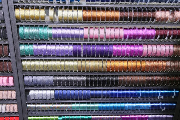 Много цветных лент и декоративных рулонов для продажи на метр в — стоковое фото