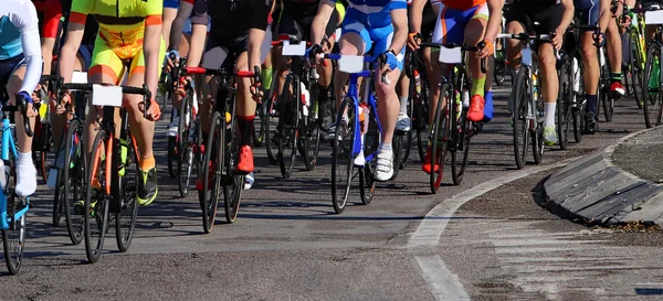 Ciclistas con bicicleta de carrera rápida durante la carrera de ciclismo en asfalto — Foto de Stock