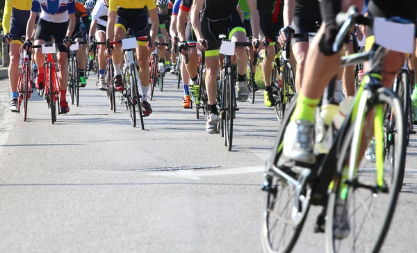 Racefietsen o.l.v. getrainden tijdens de straat race — Stockfoto