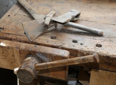 eski araçları küçük balta ve eski ahşap workben büyük çekiç