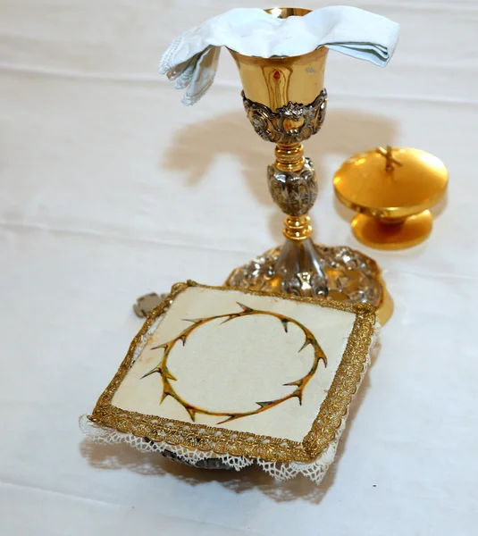 Cálice de Ouro no altar de uma Igreja Cristã durante a Santa Mãe — Fotografia de Stock