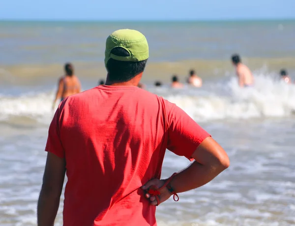 Lifeguard Lifesaver ketika memeriksa perenang saat berenang di — Stok Foto