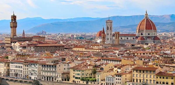 Duomo ve Palazzo Vecchio kubbe ile İtalya Floransa — Stok fotoğraf