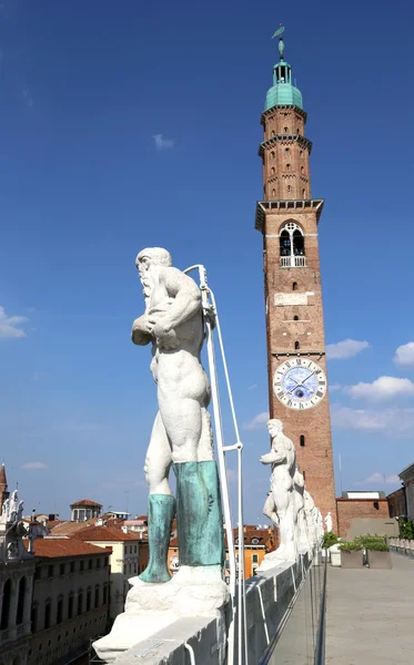 Vicenza, Włochy. Antyczny biały kamienne figury ludzi nad B — Zdjęcie stockowe