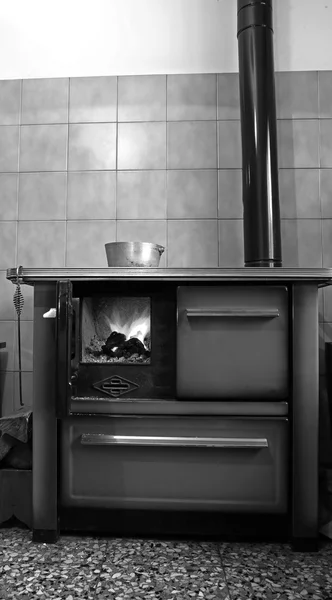 Old wood-burning stove in the kitchen of ancient home — Stock Photo, Image