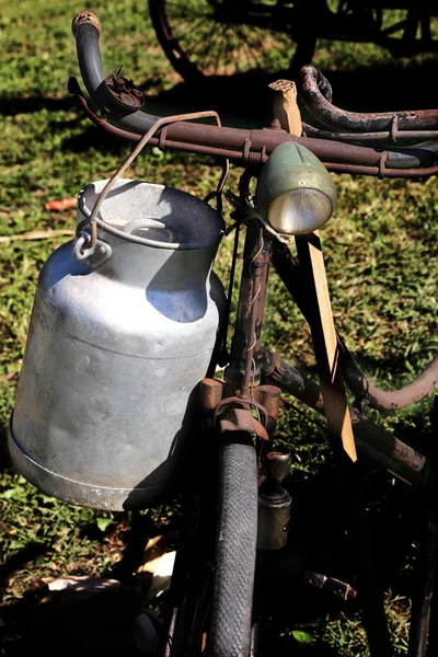 Velho Milk Canister e ferrugento histórico bicicleta leiteiro — Fotografia de Stock