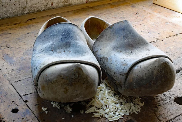 Holzschuhe im holländischen Stil in der Werkstatt eines Schuhmachers — Stockfoto