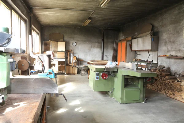 Carpintería en desuso con la máquina para cortar los tablones de madera — Foto de Stock