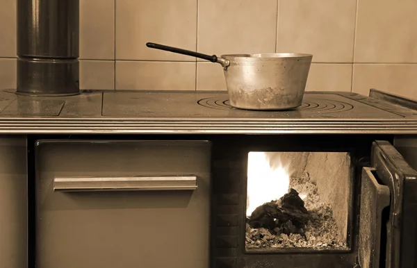 Velho fogão a lenha na cozinha da antiga casa — Fotografia de Stock