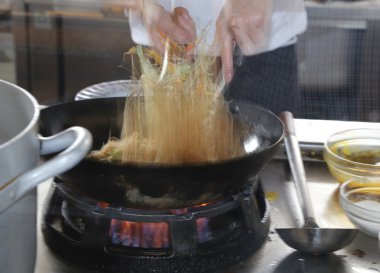 Şef yemek mutfakta yemek yaparken