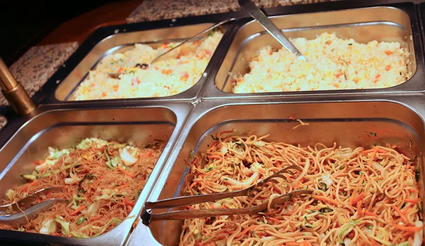 Tipos de macarrão de macarrão e arroz no café industrial buffet — Fotografia de Stock