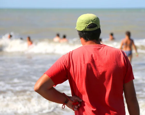 Badmeester controleren voor jonge zwemmers tijdens het zwemmen in de Zoni — Stockfoto