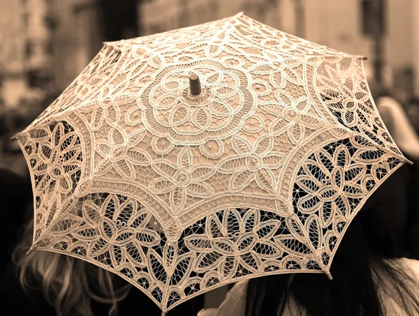 Şemsiye tüm el-dantel altlıkları ile dekore edilmiş — Stok fotoğraf