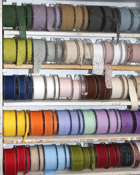 Nastri colorati e rotoli decorativi in vendita per metro in w — Foto Stock