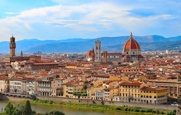 Vista de colores altamente saturados de Florencia en Italia con Duomo — Foto de Stock