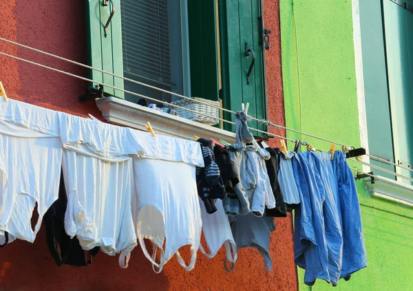 Apenas lavou a roupa e roupas penduradas para secar — Fotografia de Stock