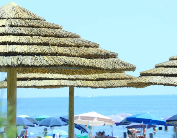 Parasols gemaakt met bamboe en stro in het luxueuze resort door t — Stockfoto