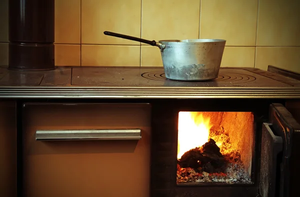 Antigua estufa de leña en la cocina de la antigua casa — Foto de Stock
