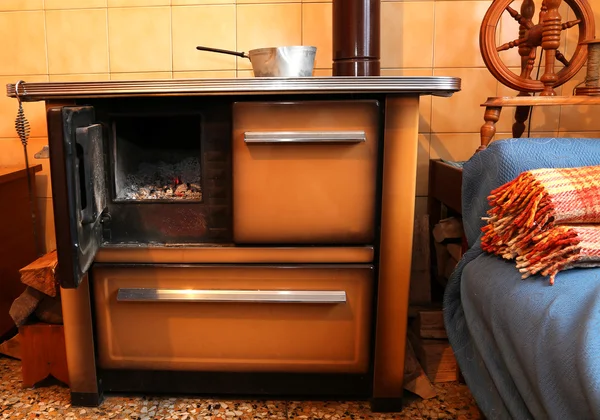 Houtgestookte kachel in de keuken van oude huis — Stockfoto