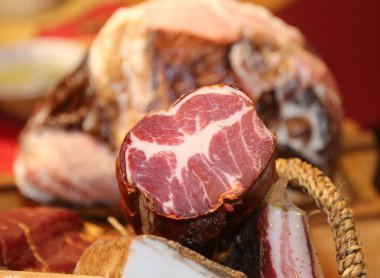 İtalya Lazio bölgesindeki kasap içinde sığır filetosu