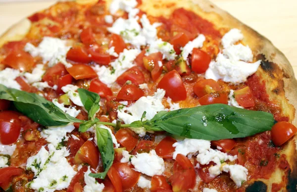 Véritable pizza napolitaine avec mozzarella et tomates san marzano — Photo