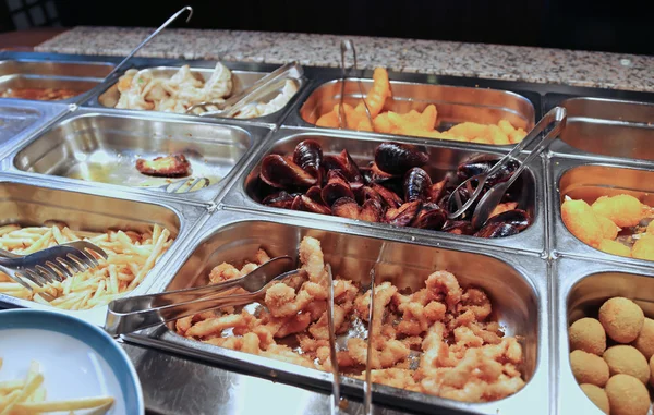 Tray of fried foods in the Chinese restaurant take-away — Stock Photo, Image