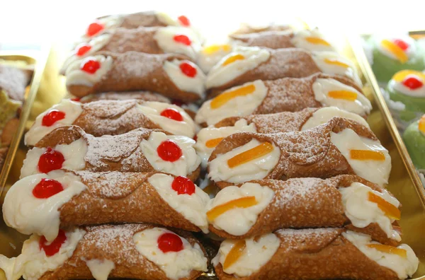 Sicilian cannoli with custard and cherries or candied fruit — Stock Photo, Image