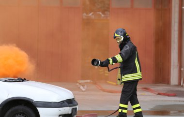 bir arabada bir yangın söndürmek için itfaiye egzersiz sırasında