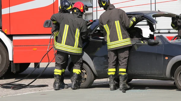 Strażacy w akcji podczas wypadku drogowego — Zdjęcie stockowe