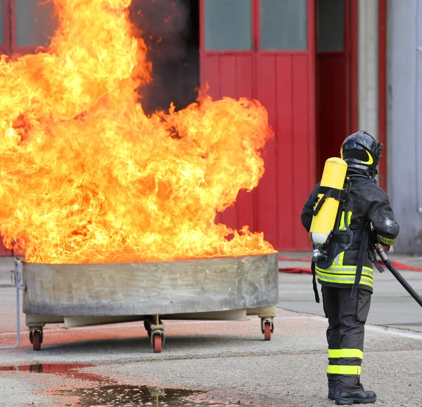 Brandweerlieden met zuurstofflessen uit het vuur — Stockfoto