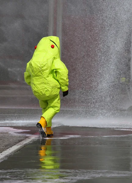 Bombero con equipo de protección amarillo contra el riesgo biológico — Foto de Stock