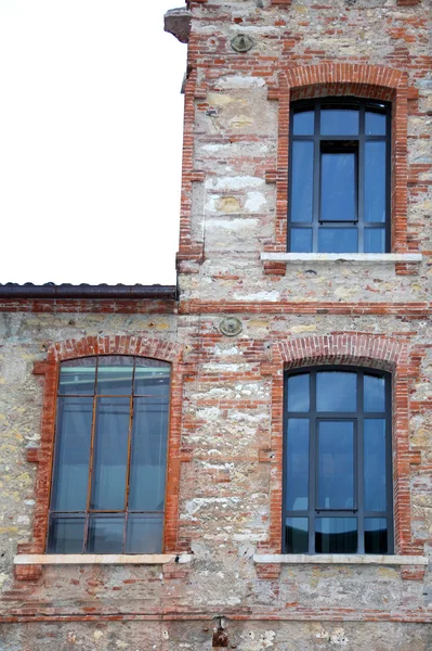 Dettaglio architettonico delle grandi finestre di un vecchio b industriale — Foto Stock