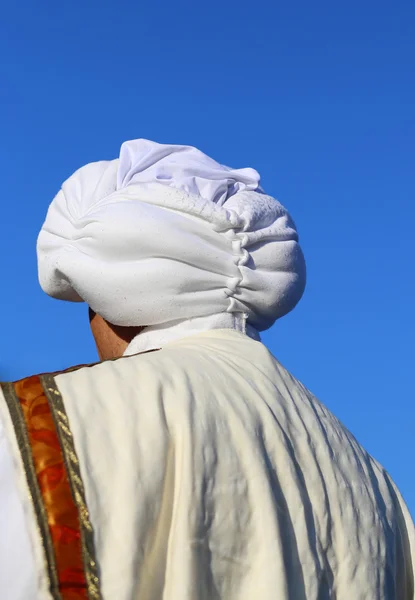 Arab man med vit turban och blå himmel i bakgrunden — Stockfoto