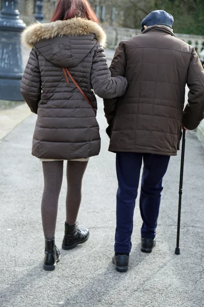 Fürsorgliche Tochter geht mit dem älteren Vater spazieren — Stockfoto