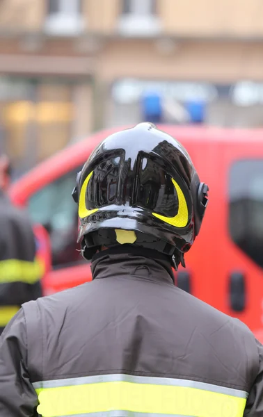 Bomberos con cheques Hardhat rojos en la ciudad —  Fotos de Stock