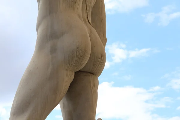 Dettaglio della parte posteriore della statua in marmo con glutei — Foto Stock