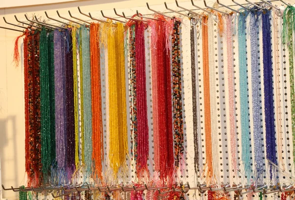 De nombreux colliers fins à vendre dans la boutique de bijoux et costumes — Photo