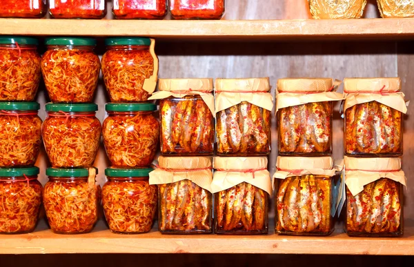 Frascos de anchoas y sardinas en aceite en la tienda del sur de Italia —  Fotos de Stock