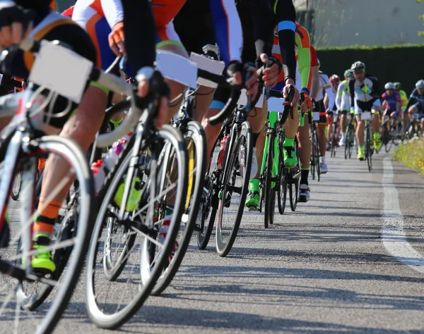 レース自転車と自転車レース中にプロのサイクリスト — ストック写真