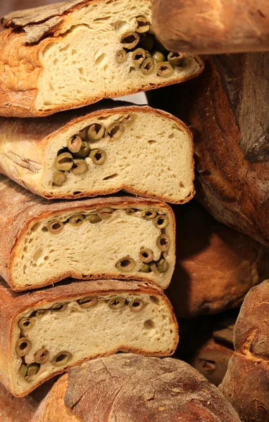 Pane integrale profumato con verde oliva — Foto Stock