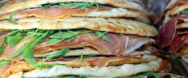 Pão achatado com presunto e Arugula no restaurante italiano — Fotografia de Stock