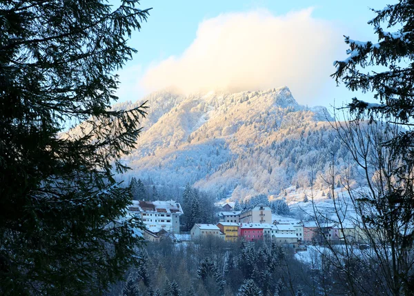 Horská vesnice s vrcholky zasněžených hor — Stock fotografie