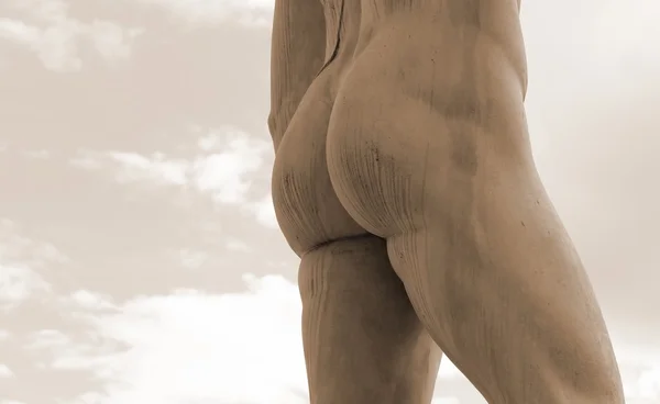 Estátua de mármore com pernas musculares e nádegas brancas — Fotografia de Stock