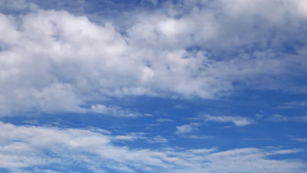 Nubes blancas de todas las formas en el cielo azul —  Fotos de Stock