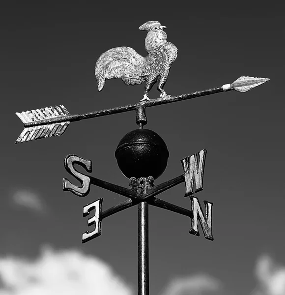 Weathervane with rooster above an arrow and the four cardinal p — Stock Photo, Image